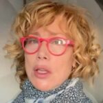 Nancy Brilli Instagram - Esiste un lavoro femminile le cui condizioni sono: ventiquattro ore su ventiquattro, sette giorni su sette, poco riposo, i primi tempi niente sonno causa indispensabile, totale dedizione a un apparato biologicamente complesso riassumibile come tubo digerente con sirena incorporata. Si richiedono abilità manageriali e organizzative, conoscenze psicologiche tali da intuire l’umore dell’interlocutore dal tono della voce in una telefonata, grande attitudine al problem solving, cognizioni di contabilità, cucina, cultura generale, carattere paziente e tollerante. Preferibilmente la candidata deve essere patentata e automunita. Si narra che sia un’istituzione utile all’umanità intera, senza la quale non esisterebbero gli psicoanalisti. E’ accertato che tutti vorrebbero salvare il pianeta ma nessuno l’aiuterà mai a lavare i piatti. Sicuramente non avrà alcuno stipendio. Non capite di cosa si tratti mai? Eppure è un’attività popolarissima. Qualcuna si è riconosciuta? Buona #festadellamamma a tutte!😘#brillisevuoi