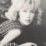 Nancy Brilli Instagram - Il giorno del mio compleanno. Nulla, ho fatto. A parte il pranzo, sono stata a letto tutto il tempo. Ero stanca, distrutta, spappata. Ho spento il telefono. Mi sono buttata sul letto e ho sentito il corpo spandersi, urlando da ogni fibra un graaazieee grande così. E ho dormito. Ho dormito. Ho dormito. Niente rifrullo nella mente, niente fatica. Riposo totale e salvifico. Allora è così che capita a voi, normodormienti? Che beatitudine. Adesso questo silenzio mi fa meglio di qualsiasi musica. Oh, quest’è. Me lo sono guadagnato. Se mi vedesse quella delle foto, non potrebbe crederci. Invece, eccomi qua. E grazie a tutti degli auguri che non ho sentito, né ho letto. Vi voglio bene anche se dormivo. Soprattutto, anzi. #insonnia #birthday #happybirthday #relax #melomerito