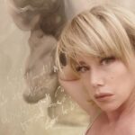 Nancy Brilli Instagram – Vi dico di certi meravigliosi abiti di scena. Dal bozzetto al costume possono passare settimane di lavoro, di prove, di infiniti minuscoli punti e ritocchi fatti a mano. Tessuti preziosi, rifiniture eccezionali. C’entri dentro e sei subito altrove, dalla parte del racconto, pronta per narrare una storia nuova. Fanno parte della magia di chi fa il mio lavoro, noi là sopra a fare l’incantesimo, voi là sotto a renderlo possibile. Il patto stupendo tra gli attori e il pubblico: crederete alle nostre favole e vi faremo stare bene. Sarà bellissimo tornare. 

#teatro #acting  #oro #cinema #solocosebelle
Il quadro è mio, TESTA2008.