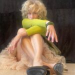 Nancy Brilli Instagram – Che tempo curioso. Fa caldo, le rondini sono come impazzite, tutto si muove e tutto è fermo. Boh. Mi vesto, metto su la mia faccia buffa ed esco. Mi vado a godere #roma .
