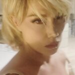 Nancy Brilli Instagram – Vi dico di certi meravigliosi abiti di scena. Dal bozzetto al costume possono passare settimane di lavoro, di prove, di infiniti minuscoli punti e ritocchi fatti a mano. Tessuti preziosi, rifiniture eccezionali. C’entri dentro e sei subito altrove, dalla parte del racconto, pronta per narrare una storia nuova. Fanno parte della magia di chi fa il mio lavoro, noi là sopra a fare l’incantesimo, voi là sotto a renderlo possibile. Il patto stupendo tra gli attori e il pubblico: crederete alle nostre favole e vi faremo stare bene. Sarà bellissimo tornare. 

#teatro #acting  #oro #cinema #solocosebelle
Il quadro è mio, TESTA2008.