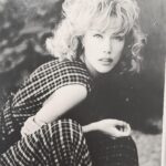 Nancy Brilli Instagram - Il giorno del mio compleanno. Nulla, ho fatto. A parte il pranzo, sono stata a letto tutto il tempo. Ero stanca, distrutta, spappata. Ho spento il telefono. Mi sono buttata sul letto e ho sentito il corpo spandersi, urlando da ogni fibra un graaazieee grande così. E ho dormito. Ho dormito. Ho dormito. Niente rifrullo nella mente, niente fatica. Riposo totale e salvifico. Allora è così che capita a voi, normodormienti? Che beatitudine. Adesso questo silenzio mi fa meglio di qualsiasi musica. Oh, quest’è. Me lo sono guadagnato. Se mi vedesse quella delle foto, non potrebbe crederci. Invece, eccomi qua. E grazie a tutti degli auguri che non ho sentito, né ho letto. Vi voglio bene anche se dormivo. Soprattutto, anzi. #insonnia #birthday #happybirthday #relax #melomerito