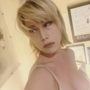 Nancy Brilli Instagram - Vi dico di certi meravigliosi abiti di scena. Dal bozzetto al costume possono passare settimane di lavoro, di prove, di infiniti minuscoli punti e ritocchi fatti a mano. Tessuti preziosi, rifiniture eccezionali. C’entri dentro e sei subito altrove, dalla parte del racconto, pronta per narrare una storia nuova. Fanno parte della magia di chi fa il mio lavoro, noi là sopra a fare l’incantesimo, voi là sotto a renderlo possibile. Il patto stupendo tra gli attori e il pubblico: crederete alle nostre favole e vi faremo stare bene. Sarà bellissimo tornare. 

#teatro #acting  #oro #cinema #solocosebelle
Il quadro è mio, TESTA2008.
