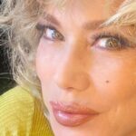 Nancy Brilli Instagram – Che tempo curioso. Fa caldo, le rondini sono come impazzite, tutto si muove e tutto è fermo. Boh. Mi vesto, metto su la mia faccia buffa ed esco. Mi vado a godere #roma .