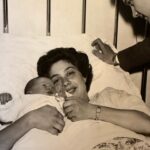 Nancy Brilli Instagram – Mamma. La mia mamma. No, non sono parole che ho detto. 89 sono gli anni che avresti compiuto oggi. 50 da quando non ti ho vista più. Chissà dove sei, chissà se esiste un filo, un’energia che ci unisce. Non mi ricordo di te, la mia testa ti ha cancellato addirittura dai miei sogni, non avrei potuto sopportare la realtà. Mi ricordo della tua passione per la fotografia, e mi ritraevi spesso. Mi ricordo del tuo parlare tante lingue, imparate da autodidatta. Mi ricordo che neanche tu amavi cucinare, come me. In alcuni flash “vedo” una scena, anche nei più piccoli dettagli, ma te non appari, il ricordo si sfoca. È possibile che il trauma della perdita di un genitore si ripercuota su tutta un’esistenza? Pare di si. Mi sarebbe piaciuto condividere con te i miei successi, mio figlio, avere i tuoi consigli, raccontarci le sofferenze e i dolori. Mah. Quando me l’hanno detto, che non c’eri più, non ci ho creduto. Ho fatto gli esami di quinta elementare piangendo piano, avevo il fazzoletto di stoffa  nella cartella verde, mi asciugavo il naso e gli occhi e scrivevo sul banco, in un grande silenzio. Ho voluto mostrarti a tutti i costi la pagella, mi hanno portato  davanti alla tua tomba. Non ho quasi parlato più per un anno. Ho dovuto reimparare, col tempo comunicare è diventato il mio lavoro. Sei con me solo quando scrivo sui quadri che dipingo, ho smesso per dieci anni, voglio ricominciare. Ci sentiamo presto, in colori nuovi. Buon compleanno, mamma. È successo a qualcuno di rimuovere un ricordo ?