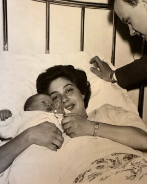 Nancy Brilli Instagram - Mamma. La mia mamma. No, non sono parole che ho detto. 89 sono gli anni che avresti compiuto oggi. 50 da quando non ti ho vista più. Chissà dove sei, chissà se esiste un filo, un’energia che ci unisce. Non mi ricordo di te, la mia testa ti ha cancellato addirittura dai miei sogni, non avrei potuto sopportare la realtà. Mi ricordo della tua passione per la fotografia, e mi ritraevi spesso. Mi ricordo del tuo parlare tante lingue, imparate da autodidatta. Mi ricordo che neanche tu amavi cucinare, come me. In alcuni flash “vedo” una scena, anche nei più piccoli dettagli, ma te non appari, il ricordo si sfoca. È possibile che il trauma della perdita di un genitore si ripercuota su tutta un’esistenza? Pare di si. Mi sarebbe piaciuto condividere con te i miei successi, mio figlio, avere i tuoi consigli, raccontarci le sofferenze e i dolori. Mah. Quando me l’hanno detto, che non c’eri più, non ci ho creduto. Ho fatto gli esami di quinta elementare piangendo piano, avevo il fazzoletto di stoffa  nella cartella verde, mi asciugavo il naso e gli occhi e scrivevo sul banco, in un grande silenzio. Ho voluto mostrarti a tutti i costi la pagella, mi hanno portato  davanti alla tua tomba. Non ho quasi parlato più per un anno. Ho dovuto reimparare, col tempo comunicare è diventato il mio lavoro. Sei con me solo quando scrivo sui quadri che dipingo, ho smesso per dieci anni, voglio ricominciare. Ci sentiamo presto, in colori nuovi. Buon compleanno, mamma. È successo a qualcuno di rimuovere un ricordo ?