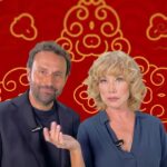 Nancy Brilli Instagram - Ciao amici, noi siamo PIERLUIGI E NANCY. Partiamo per Pechino Express perché abbiamo il PASSAPORTO (E IL CORAGGIO😅). Siamo senza PAURA ma con tantissima VOGLIA DI ARRIVARE IN FONDO, credeteci! DATECI la mappa! Pronti a illuminare La Rotta del Dragone, loro sono i #BRILLANTI ✨ #PECHINOEXPRESS - La Rotta del Dragone da giovedì 7 marzo alle 21:15 su @skyitalia e in streaming su @nowtvit