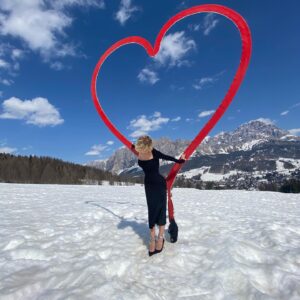 Nancy Brilli Instagram - Un cuore rosso per tutti voi⁣
in quest’aria fredda e pulita⁣
che sembra di poterla bere. ⁣
⁣
Respirare.⁣
Inviare good vibes. ⁣
Mi mandate i vostri #❤ ?⁣
(Mi state cuorando moltissimo! Bello!)⁣
⁣
⁣
#nancybrilli #cortinadampezzo #cortinadolomiti #cortinametraggio  #mymovies #raiplay #raifiction #N21 #numeroventuno #alessandrodellacqua #N21chain
