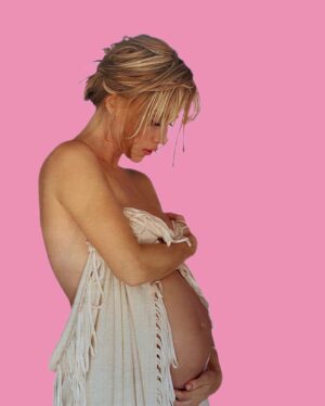 Nancy Brilli Instagram - #festadellamamma . Ogni anno penso a quanto sia stato buono il destino, con me. In ogni caso, è andata bene. Nonostante il dolore, nonostante le operazioni, nonostante la mancanza di pezzi di ricambio. Sarò per sempre grata di per aver  potuto essere così ben accompagnata per quei mesi, per aver goduto ogni attimo di bellezza, di incomparabile meraviglia. Ciao Francesco, là dentro c’eri tu. Ti voglio bene, figlio. Ve li hanno fatti, gli auguri?
 #mamma #love #instaday #instamom