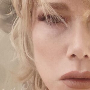 Nancy Brilli Instagram - Vi dico di certi meravigliosi abiti di scena. Dal bozzetto al costume possono passare settimane di lavoro, di prove, di infiniti minuscoli punti e ritocchi fatti a mano. Tessuti preziosi, rifiniture eccezionali. C’entri dentro e sei subito altrove, dalla parte del racconto, pronta per narrare una storia nuova. Fanno parte della magia di chi fa il mio lavoro, noi là sopra a fare l’incantesimo, voi là sotto a renderlo possibile. Il patto stupendo tra gli attori e il pubblico: crederete alle nostre favole e vi faremo stare bene. Sarà bellissimo tornare. 

#teatro #acting  #oro #cinema #solocosebelle
Il quadro è mio, TESTA2008.