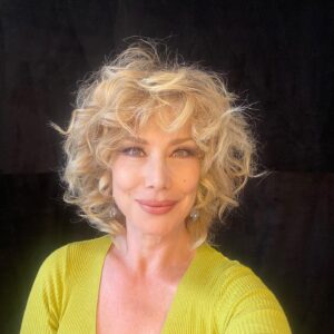 Nancy Brilli Instagram - Che tempo curioso. Fa caldo, le rondini sono come impazzite, tutto si muove e tutto è fermo. Boh. Mi vesto, metto su la  mia faccia buffa ed esco. Mi vado a godere #roma .