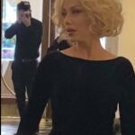 Nancy Brilli Instagram - Pensavo. Sono in un albergo da tournée, di quelli in cui dormi una notte e te ne vai, con una tenda color suola di scarpe abbinata a un copriletto celestino, la valigia aperta per terra e 10 minuti prima di andare a teatro. Me ne sto qui, tranquilla e rilassata dopo un cappuccino e i miei cento addominali anti mal di schiena quotidiani. Che vita, che mi sono scelta. Un giorno trattata da regina, un giorno a scavalcar montagne. Un giorno tutto è facilissimo, un giorno tutto va portato a casa con sudore e fatica. E tra poco è anche primavera. #si #attriceitaliana #moda #tour @solocosebelle #nanb