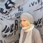 Nancy Brilli Instagram – #grigio . Può essere bellissimo, il grigio. Può essere anche divertente. 
Il grigio. Che se ci pensi è sempre stato sinonimo di moscio, loffo, tristanzuolo. Nono. Si può anche giocare, col grigio. Coccoloso o #sexy, a me piace da pazzi. E proprio perché il cemento, che pure mi piace, è così rigido, che addosso lo voglio sentire scivolare. Plùf. Cachemire @laurabiagiottiofficial basco tricot fatto a mano da @dani.cipriani6 #solocosebelle #instagram #instagood #attrice #artoftheday #donne