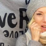 Nancy Brilli Instagram – #grigio . Può essere bellissimo, il grigio. Può essere anche divertente. 
Il grigio. Che se ci pensi è sempre stato sinonimo di moscio, loffo, tristanzuolo. Nono. Si può anche giocare, col grigio. Coccoloso o #sexy, a me piace da pazzi. E proprio perché il cemento, che pure mi piace, è così rigido, che addosso lo voglio sentire scivolare. Plùf. Cachemire @laurabiagiottiofficial basco tricot fatto a mano da @dani.cipriani6 #solocosebelle #instagram #instagood #attrice #artoftheday #donne