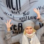 Nancy Brilli Instagram – #grigio . Può essere bellissimo, il grigio. Può essere anche divertente. 
Il grigio. Che se ci pensi è sempre stato sinonimo di moscio, loffo, tristanzuolo. Nono. Si può anche giocare, col grigio. Coccoloso o #sexy, a me piace da pazzi. E proprio perché il cemento, che pure mi piace, è così rigido, che addosso lo voglio sentire scivolare. Plùf. Cachemire @laurabiagiottiofficial basco tricot fatto a mano da @dani.cipriani6 #solocosebelle #instagram #instagood #attrice #artoftheday #donne