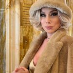 Nancy Brilli Instagram - Ed eccoci qui. Domani esce @divaedonna_settimanale con un servizio di moda ideato da @danie.lavit2021 , fotografato da @gaetanomansiphoto, ambientato nel meraviglioso @baglionihotelregina , interpretato dalla sottoscritta. È stata una bellissima giornata di lavoro, solo professionisti, neanche un nervosismo, ognuno aveva chiaro cosa fare. Da questo #2023 voglio tante giornate così. Dio ci conservi chi conosce il suo lavoro, e lo fa con passione. @divaedonna_settimanale #moda #fashionstyle #fashion #beauty #attrice #italianactress #diva @dani.cipriani6 @cynthia.s @_wig_factory_studio13