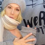 Nancy Brilli Instagram – #grigio . Può essere bellissimo, il grigio. Può essere anche divertente. 
Il grigio. Che se ci pensi è sempre stato sinonimo di moscio, loffo, tristanzuolo. Nono. Si può anche giocare, col grigio. Coccoloso o #sexy, a me piace da pazzi. E proprio perché il cemento, che pure mi piace, è così rigido, che addosso lo voglio sentire scivolare. Plùf. Cachemire @laurabiagiottiofficial basco tricot fatto a mano da @dani.cipriani6 #solocosebelle #instagram #instagood #attrice #artoftheday #donne