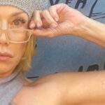 Nancy Brilli Instagram – #grigio . Può essere bellissimo, il grigio. Può essere anche divertente. 
Il grigio. Che se ci pensi è sempre stato sinonimo di moscio, loffo, tristanzuolo. Nono. Si può anche giocare, col grigio. Coccoloso o #sexy, a me piace da pazzi. E proprio perché il cemento, che pure mi piace, è così rigido, che addosso lo voglio sentire scivolare. Plùf. Cachemire @laurabiagiottiofficial basco tricot fatto a mano da @dani.cipriani6 #solocosebelle #instagram #instagood #attrice #artoftheday #donne
