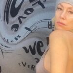 Nancy Brilli Instagram - #grigio . Può essere bellissimo, il grigio. Può essere anche divertente. Il grigio. Che se ci pensi è sempre stato sinonimo di moscio, loffo, tristanzuolo. Nono. Si può anche giocare, col grigio. Coccoloso o #sexy, a me piace da pazzi. E proprio perché il cemento, che pure mi piace, è così rigido, che addosso lo voglio sentire scivolare. Plùf. Cachemire @laurabiagiottiofficial basco tricot fatto a mano da @dani.cipriani6 #solocosebelle #instagram #instagood #attrice #artoftheday #donne