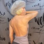 Nancy Brilli Instagram – #grigio . Può essere bellissimo, il grigio. Può essere anche divertente. 
Il grigio. Che se ci pensi è sempre stato sinonimo di moscio, loffo, tristanzuolo. Nono. Si può anche giocare, col grigio. Coccoloso o #sexy, a me piace da pazzi. E proprio perché il cemento, che pure mi piace, è così rigido, che addosso lo voglio sentire scivolare. Plùf. Cachemire @laurabiagiottiofficial basco tricot fatto a mano da @dani.cipriani6 #solocosebelle #instagram #instagood #attrice #artoftheday #donne