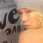 Nancy Brilli Instagram – #grigio . Può essere bellissimo, il grigio. Può essere anche divertente. 
Il grigio. Che se ci pensi è sempre stato sinonimo di moscio, loffo, tristanzuolo. Nono. Si può anche giocare, col grigio. Coccoloso o #sexy, a me piace da pazzi. E proprio perché il cemento, che pure mi piace, è così rigido, che addosso lo voglio sentire scivolare. Plùf. Cachemire @laurabiagiottiofficial basco tricot fatto a mano da @dani.cipriani6 #solocosebelle #instagram #instagood #attrice #artoftheday #donne