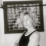 Nancy Brilli Instagram - Ognuno ha una sua #diversità, grande o piccola. C’è poco da fare, se ti senti diverso, in genere ne soffri. Ci metti un sacco di tempo a capirti, ad accettarti, anche se sei pieno di buona volontà. Ci vorrebbe sempre un aiuto, qualcuno che ne sappia di più. Magari un libro. E un po’ di sana ironia e senso dell’umorismo. A me hanno fatto bene. E voi? Come va a equilibrio? #rewriters #si #accettazione #diverso #unicità #ironia #no #capelliricci #crespo