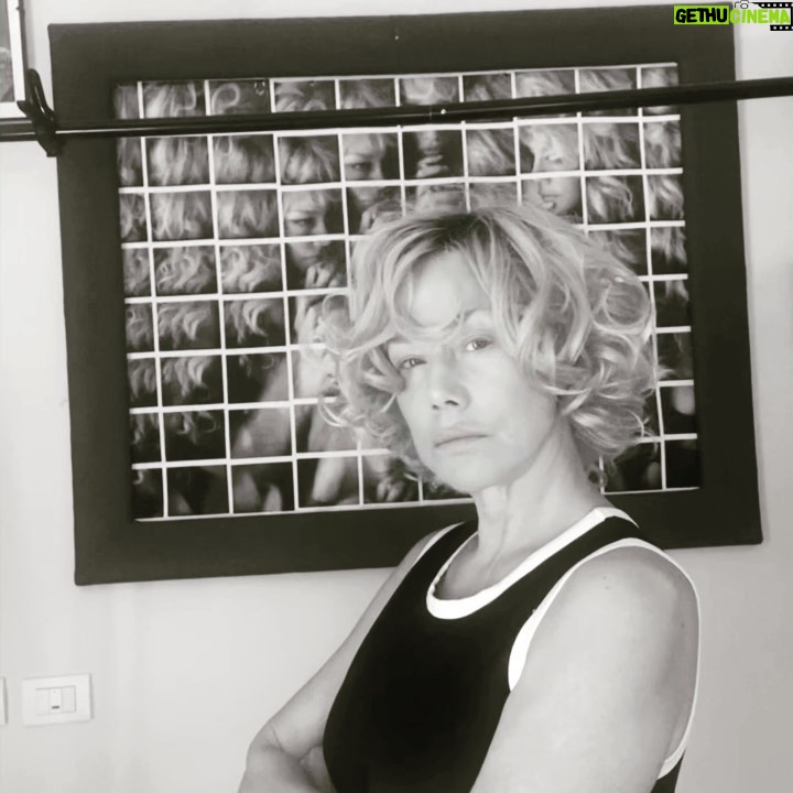 Nancy Brilli Instagram - Ognuno ha una sua #diversità, grande o piccola. C’è poco da fare, se ti senti diverso, in genere ne soffri. Ci metti un sacco di tempo a capirti, ad accettarti, anche se sei pieno di buona volontà. Ci vorrebbe sempre un aiuto, qualcuno che ne sappia di più. Magari un libro. E un po’ di sana ironia e senso dell’umorismo. A me hanno fatto bene. E voi? Come va a equilibrio? #rewriters #si #accettazione #diverso #unicità #ironia #no #capelliricci #crespo