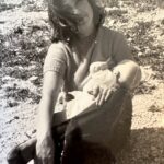 Nancy Brilli Instagram – Mamma. La mia mamma. No, non sono parole che ho detto. 89 sono gli anni che avresti compiuto oggi. 50 da quando non ti ho vista più. Chissà dove sei, chissà se esiste un filo, un’energia che ci unisce. Non mi ricordo di te, la mia testa ti ha cancellato addirittura dai miei sogni, non avrei potuto sopportare la realtà. Mi ricordo della tua passione per la fotografia, e mi ritraevi spesso. Mi ricordo del tuo parlare tante lingue, imparate da autodidatta. Mi ricordo che neanche tu amavi cucinare, come me. In alcuni flash “vedo” una scena, anche nei più piccoli dettagli, ma te non appari, il ricordo si sfoca. È possibile che il trauma della perdita di un genitore si ripercuota su tutta un’esistenza? Pare di si. Mi sarebbe piaciuto condividere con te i miei successi, mio figlio, avere i tuoi consigli, raccontarci le sofferenze e i dolori. Mah. Quando me l’hanno detto, che non c’eri più, non ci ho creduto. Ho fatto gli esami di quinta elementare piangendo piano, avevo il fazzoletto di stoffa  nella cartella verde, mi asciugavo il naso e gli occhi e scrivevo sul banco, in un grande silenzio. Ho voluto mostrarti a tutti i costi la pagella, mi hanno portato  davanti alla tua tomba. Non ho quasi parlato più per un anno. Ho dovuto reimparare, col tempo comunicare è diventato il mio lavoro. Sei con me solo quando scrivo sui quadri che dipingo, ho smesso per dieci anni, voglio ricominciare. Ci sentiamo presto, in colori nuovi. Buon compleanno, mamma. È successo a qualcuno di rimuovere un ricordo ?