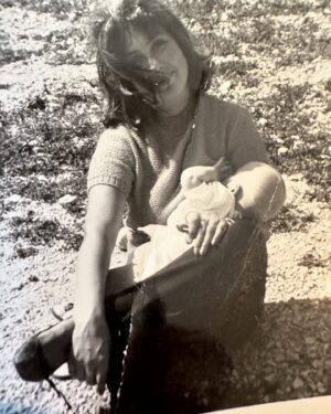 Nancy Brilli Instagram - Mamma. La mia mamma. No, non sono parole che ho detto. 89 sono gli anni che avresti compiuto oggi. 50 da quando non ti ho vista più. Chissà dove sei, chissà se esiste un filo, un’energia che ci unisce. Non mi ricordo di te, la mia testa ti ha cancellato addirittura dai miei sogni, non avrei potuto sopportare la realtà. Mi ricordo della tua passione per la fotografia, e mi ritraevi spesso. Mi ricordo del tuo parlare tante lingue, imparate da autodidatta. Mi ricordo che neanche tu amavi cucinare, come me. In alcuni flash “vedo” una scena, anche nei più piccoli dettagli, ma te non appari, il ricordo si sfoca. È possibile che il trauma della perdita di un genitore si ripercuota su tutta un’esistenza? Pare di si. Mi sarebbe piaciuto condividere con te i miei successi, mio figlio, avere i tuoi consigli, raccontarci le sofferenze e i dolori. Mah. Quando me l’hanno detto, che non c’eri più, non ci ho creduto. Ho fatto gli esami di quinta elementare piangendo piano, avevo il fazzoletto di stoffa  nella cartella verde, mi asciugavo il naso e gli occhi e scrivevo sul banco, in un grande silenzio. Ho voluto mostrarti a tutti i costi la pagella, mi hanno portato  davanti alla tua tomba. Non ho quasi parlato più per un anno. Ho dovuto reimparare, col tempo comunicare è diventato il mio lavoro. Sei con me solo quando scrivo sui quadri che dipingo, ho smesso per dieci anni, voglio ricominciare. Ci sentiamo presto, in colori nuovi. Buon compleanno, mamma. È successo a qualcuno di rimuovere un ricordo ?