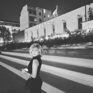 Nancy Brilli Instagram - Ieri sera una festa bellissima, per celebrare i 50 anni di carriera di #chiaraboni . Ci sono donne a cui tutto questo, il poter avere una carriera, la bellezza, la gioia di scegliere,è negato. Noi siamo fortunate. Ma non ci mortificheremo, lo faremo anche per loro. È un diritto di tutte noi. E tante, come me, a loro ci pensano e fanno quel che possono. Voi avete in programma qualcosa?  @pangeaonlus @_chiara_boni_ @chiarabonilapetiterobe @bagnimisteriosi #donneforti