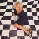 Nancy Brilli Instagram – Sera. Guardo da sotto in su, come i cuccioli. Certe volte fa bene mettersi al loro posto, come una mini Alice che vede il mondo enorme, un po’ stupita. Il venerdì ho spesso pensieri calmi, chissà perché. Ho voglia di pace, di rumori piccoli. Me ne sto laggiù, e ho imparato a starci anche bene. E dal mio pavimento della cucina stasera viene fuori un gioco di #scarpe nere, che mi piacciono. 

(Sto anche studiando come fare foto più belle per i social col corso di @nimabenati su @wid.academy , che non è uno sponsor ma l’ho proprio scelto). 

Fate bei sogni, stanotte .  #keeponshining 

@chiarabonilapetiterobe @prada @renecaovilla @maisonvalentino @lesilla @versace
