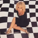 Nancy Brilli Instagram – Sera. Guardo da sotto in su, come i cuccioli. Certe volte fa bene mettersi al loro posto, come una mini Alice che vede il mondo enorme, un po’ stupita. Il venerdì ho spesso pensieri calmi, chissà perché. Ho voglia di pace, di rumori piccoli. Me ne sto laggiù, e ho imparato a starci anche bene. E dal mio pavimento della cucina stasera viene fuori un gioco di #scarpe nere, che mi piacciono. 

(Sto anche studiando come fare foto più belle per i social col corso di @nimabenati su @wid.academy , che non è uno sponsor ma l’ho proprio scelto). 

Fate bei sogni, stanotte .  #keeponshining 

@chiarabonilapetiterobe @prada @renecaovilla @maisonvalentino @lesilla @versace