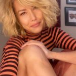 Nancy Brilli Instagram – Questa giornata era iniziata malissimo. Una di quelle che appena apri gli occhi ti spaventi, manco tre respiri e già ti viene addosso l’ansia da reclusione, da futuro incerto, da presente bloccato. Non vorresti muoverti dal letto, vorresti spegnere di nuovo tutto e nel buio perderti. Poi per fortuna dal sottoscala della coscienza viene un ago di volontà, e ti schiodi da lì. Doccia! Uscire! 
Respirare 
respirare 
respirare. 
Gli #amici buoni, i fratelli del #cuore che corrono da te. Le amiche bravissime che ti mostrano cose belle. 
Finisce che sorridi.
#ansia #forzaecoraggio #barcollomanonmollo #amici #respirare 
E poi i nostri figli meritano un futuro migliore. Quindi #forzaecoraggio che va fatto e basta. @valentino
