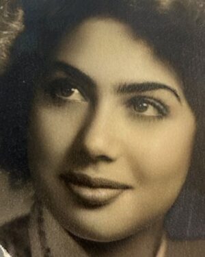 Nancy Brilli Instagram - Mamma. La mia mamma. No, non sono parole che ho detto. 89 sono gli anni che avresti compiuto oggi. 50 da quando non ti ho vista più. Chissà dove sei, chissà se esiste un filo, un’energia che ci unisce. Non mi ricordo di te, la mia testa ti ha cancellato addirittura dai miei sogni, non avrei potuto sopportare la realtà. Mi ricordo della tua passione per la fotografia, e mi ritraevi spesso. Mi ricordo del tuo parlare tante lingue, imparate da autodidatta. Mi ricordo che neanche tu amavi cucinare, come me. In alcuni flash “vedo” una scena, anche nei più piccoli dettagli, ma te non appari, il ricordo si sfoca. È possibile che il trauma della perdita di un genitore si ripercuota su tutta un’esistenza? Pare di si. Mi sarebbe piaciuto condividere con te i miei successi, mio figlio, avere i tuoi consigli, raccontarci le sofferenze e i dolori. Mah. Quando me l’hanno detto, che non c’eri più, non ci ho creduto. Ho fatto gli esami di quinta elementare piangendo piano, avevo il fazzoletto di stoffa  nella cartella verde, mi asciugavo il naso e gli occhi e scrivevo sul banco, in un grande silenzio. Ho voluto mostrarti a tutti i costi la pagella, mi hanno portato  davanti alla tua tomba. Non ho quasi parlato più per un anno. Ho dovuto reimparare, col tempo comunicare è diventato il mio lavoro. Sei con me solo quando scrivo sui quadri che dipingo, ho smesso per dieci anni, voglio ricominciare. Ci sentiamo presto, in colori nuovi. Buon compleanno, mamma. È successo a qualcuno di rimuovere un ricordo ?