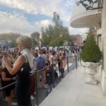Nancy Brilli Instagram – Il pubblico è meraviglioso. Poi capita che per fare trecento metri ci metti una vita perché ogni millimetro devi fare un selfie, e saluta zia, e un bacetto al pupo in carrozzina, cose meravigliose ma se devi arrivare in orario tutto si complica, va da sè che la questione si fa piú lunga del previsto, e capitano fatti stravaganti…
Vabbè, stasera decido che mi godo Venezia, che dà veramente spettacolo. Faccio bene a non prendermela?