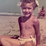 Nancy Brilli Instagram – Mamma. La mia mamma. No, non sono parole che ho detto. 89 sono gli anni che avresti compiuto oggi. 50 da quando non ti ho vista più. Chissà dove sei, chissà se esiste un filo, un’energia che ci unisce. Non mi ricordo di te, la mia testa ti ha cancellato addirittura dai miei sogni, non avrei potuto sopportare la realtà. Mi ricordo della tua passione per la fotografia, e mi ritraevi spesso. Mi ricordo del tuo parlare tante lingue, imparate da autodidatta. Mi ricordo che neanche tu amavi cucinare, come me. In alcuni flash “vedo” una scena, anche nei più piccoli dettagli, ma te non appari, il ricordo si sfoca. È possibile che il trauma della perdita di un genitore si ripercuota su tutta un’esistenza? Pare di si. Mi sarebbe piaciuto condividere con te i miei successi, mio figlio, avere i tuoi consigli, raccontarci le sofferenze e i dolori. Mah. Quando me l’hanno detto, che non c’eri più, non ci ho creduto. Ho fatto gli esami di quinta elementare piangendo piano, avevo il fazzoletto di stoffa  nella cartella verde, mi asciugavo il naso e gli occhi e scrivevo sul banco, in un grande silenzio. Ho voluto mostrarti a tutti i costi la pagella, mi hanno portato  davanti alla tua tomba. Non ho quasi parlato più per un anno. Ho dovuto reimparare, col tempo comunicare è diventato il mio lavoro. Sei con me solo quando scrivo sui quadri che dipingo, ho smesso per dieci anni, voglio ricominciare. Ci sentiamo presto, in colori nuovi. Buon compleanno, mamma. È successo a qualcuno di rimuovere un ricordo ?