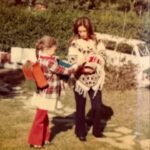 Nancy Brilli Instagram - Mamma. La mia mamma. No, non sono parole che ho detto. 89 sono gli anni che avresti compiuto oggi. 50 da quando non ti ho vista più. Chissà dove sei, chissà se esiste un filo, un’energia che ci unisce. Non mi ricordo di te, la mia testa ti ha cancellato addirittura dai miei sogni, non avrei potuto sopportare la realtà. Mi ricordo della tua passione per la fotografia, e mi ritraevi spesso. Mi ricordo del tuo parlare tante lingue, imparate da autodidatta. Mi ricordo che neanche tu amavi cucinare, come me. In alcuni flash “vedo” una scena, anche nei più piccoli dettagli, ma te non appari, il ricordo si sfoca. È possibile che il trauma della perdita di un genitore si ripercuota su tutta un’esistenza? Pare di si. Mi sarebbe piaciuto condividere con te i miei successi, mio figlio, avere i tuoi consigli, raccontarci le sofferenze e i dolori. Mah. Quando me l’hanno detto, che non c’eri più, non ci ho creduto. Ho fatto gli esami di quinta elementare piangendo piano, avevo il fazzoletto di stoffa nella cartella verde, mi asciugavo il naso e gli occhi e scrivevo sul banco, in un grande silenzio. Ho voluto mostrarti a tutti i costi la pagella, mi hanno portato davanti alla tua tomba. Non ho quasi parlato più per un anno. Ho dovuto reimparare, col tempo comunicare è diventato il mio lavoro. Sei con me solo quando scrivo sui quadri che dipingo, ho smesso per dieci anni, voglio ricominciare. Ci sentiamo presto, in colori nuovi. Buon compleanno, mamma. È successo a qualcuno di rimuovere un ricordo ?