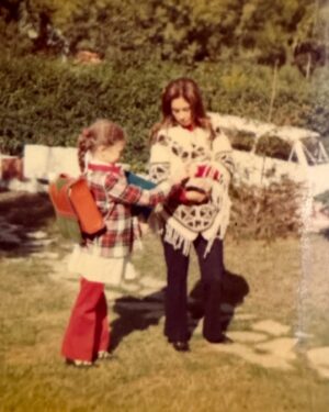 Nancy Brilli Instagram - Mamma. La mia mamma. No, non sono parole che ho detto. 89 sono gli anni che avresti compiuto oggi. 50 da quando non ti ho vista più. Chissà dove sei, chissà se esiste un filo, un’energia che ci unisce. Non mi ricordo di te, la mia testa ti ha cancellato addirittura dai miei sogni, non avrei potuto sopportare la realtà. Mi ricordo della tua passione per la fotografia, e mi ritraevi spesso. Mi ricordo del tuo parlare tante lingue, imparate da autodidatta. Mi ricordo che neanche tu amavi cucinare, come me. In alcuni flash “vedo” una scena, anche nei più piccoli dettagli, ma te non appari, il ricordo si sfoca. È possibile che il trauma della perdita di un genitore si ripercuota su tutta un’esistenza? Pare di si. Mi sarebbe piaciuto condividere con te i miei successi, mio figlio, avere i tuoi consigli, raccontarci le sofferenze e i dolori. Mah. Quando me l’hanno detto, che non c’eri più, non ci ho creduto. Ho fatto gli esami di quinta elementare piangendo piano, avevo il fazzoletto di stoffa  nella cartella verde, mi asciugavo il naso e gli occhi e scrivevo sul banco, in un grande silenzio. Ho voluto mostrarti a tutti i costi la pagella, mi hanno portato  davanti alla tua tomba. Non ho quasi parlato più per un anno. Ho dovuto reimparare, col tempo comunicare è diventato il mio lavoro. Sei con me solo quando scrivo sui quadri che dipingo, ho smesso per dieci anni, voglio ricominciare. Ci sentiamo presto, in colori nuovi. Buon compleanno, mamma. È successo a qualcuno di rimuovere un ricordo ?
