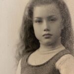 Nancy Brilli Instagram – Mamma. La mia mamma. No, non sono parole che ho detto. 89 sono gli anni che avresti compiuto oggi. 50 da quando non ti ho vista più. Chissà dove sei, chissà se esiste un filo, un’energia che ci unisce. Non mi ricordo di te, la mia testa ti ha cancellato addirittura dai miei sogni, non avrei potuto sopportare la realtà. Mi ricordo della tua passione per la fotografia, e mi ritraevi spesso. Mi ricordo del tuo parlare tante lingue, imparate da autodidatta. Mi ricordo che neanche tu amavi cucinare, come me. In alcuni flash “vedo” una scena, anche nei più piccoli dettagli, ma te non appari, il ricordo si sfoca. È possibile che il trauma della perdita di un genitore si ripercuota su tutta un’esistenza? Pare di si. Mi sarebbe piaciuto condividere con te i miei successi, mio figlio, avere i tuoi consigli, raccontarci le sofferenze e i dolori. Mah. Quando me l’hanno detto, che non c’eri più, non ci ho creduto. Ho fatto gli esami di quinta elementare piangendo piano, avevo il fazzoletto di stoffa  nella cartella verde, mi asciugavo il naso e gli occhi e scrivevo sul banco, in un grande silenzio. Ho voluto mostrarti a tutti i costi la pagella, mi hanno portato  davanti alla tua tomba. Non ho quasi parlato più per un anno. Ho dovuto reimparare, col tempo comunicare è diventato il mio lavoro. Sei con me solo quando scrivo sui quadri che dipingo, ho smesso per dieci anni, voglio ricominciare. Ci sentiamo presto, in colori nuovi. Buon compleanno, mamma. È successo a qualcuno di rimuovere un ricordo ?