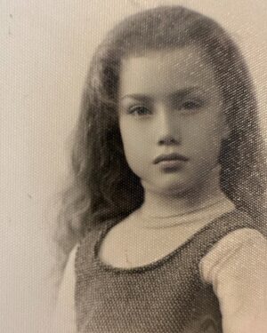 Nancy Brilli Instagram - Mamma. La mia mamma. No, non sono parole che ho detto. 89 sono gli anni che avresti compiuto oggi. 50 da quando non ti ho vista più. Chissà dove sei, chissà se esiste un filo, un’energia che ci unisce. Non mi ricordo di te, la mia testa ti ha cancellato addirittura dai miei sogni, non avrei potuto sopportare la realtà. Mi ricordo della tua passione per la fotografia, e mi ritraevi spesso. Mi ricordo del tuo parlare tante lingue, imparate da autodidatta. Mi ricordo che neanche tu amavi cucinare, come me. In alcuni flash “vedo” una scena, anche nei più piccoli dettagli, ma te non appari, il ricordo si sfoca. È possibile che il trauma della perdita di un genitore si ripercuota su tutta un’esistenza? Pare di si. Mi sarebbe piaciuto condividere con te i miei successi, mio figlio, avere i tuoi consigli, raccontarci le sofferenze e i dolori. Mah. Quando me l’hanno detto, che non c’eri più, non ci ho creduto. Ho fatto gli esami di quinta elementare piangendo piano, avevo il fazzoletto di stoffa  nella cartella verde, mi asciugavo il naso e gli occhi e scrivevo sul banco, in un grande silenzio. Ho voluto mostrarti a tutti i costi la pagella, mi hanno portato  davanti alla tua tomba. Non ho quasi parlato più per un anno. Ho dovuto reimparare, col tempo comunicare è diventato il mio lavoro. Sei con me solo quando scrivo sui quadri che dipingo, ho smesso per dieci anni, voglio ricominciare. Ci sentiamo presto, in colori nuovi. Buon compleanno, mamma. È successo a qualcuno di rimuovere un ricordo ?