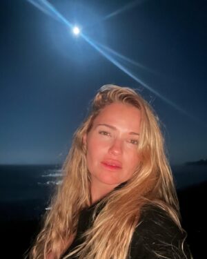 Nanda Ziegler Instagram - Blue 🌝 at Bu —Once in a blue moon I come to this beach.