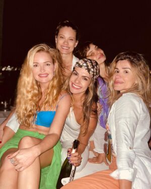 Nanda Ziegler Instagram - Canção do exílio 🇧🇷 

Minha terra tem palmeiras,
Onde canta o Sabiá;
As aves, que aqui gorjeiam,
Não gorjeiam como lá.

Nosso céu tem mais estrelas,
Nossas várzeas têm mais flores,
Nossos bosques têm mais vida,
Nossa vida mais amores.

Em cismar, sozinho, à noite,
Mais prazer encontro eu lá;
Minha terra tem palmeiras,
Onde canta o Sabiá.

Minha terra tem primores,
Que tais não encontro eu cá;
Em cismar — sozinho, à noite —
Mais prazer encontro eu lá;
Minha terra tem palmeiras,
Onde canta o Sabiá.

Não permita Deus que eu morra,
Sem que eu volte para lá;
Sem que desfrute os primores
Que não encontro por cá;
Sem qu’inda aviste as palmeiras,
Onde canta o Sabiá.

Antonio Gonçalves Dias  #poems