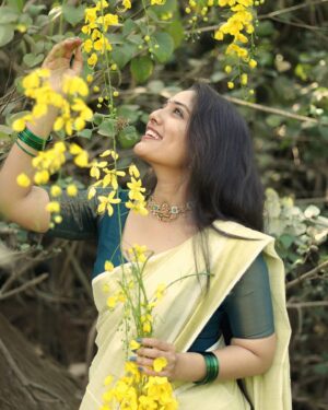 Nandana Rajan Instagram - Wishing all of  you a very Happy and Prosperous Vishu 🌼❤️ 
.
.
.
Wearing: @shila_jewelry_store 
PC : @amal_ranjan