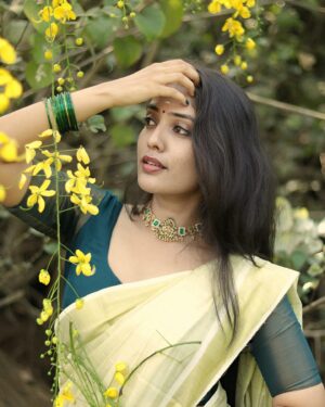 Nandana Rajan Instagram - Wishing all of  you a very Happy and Prosperous Vishu 🌼❤️ 
.
.
.
Wearing: @shila_jewelry_store 
PC : @amal_ranjan