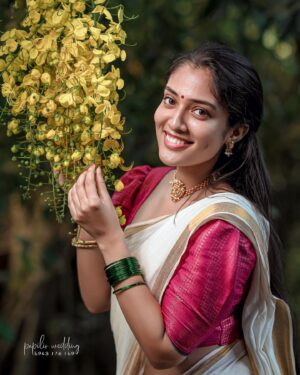 Nandana Rajan Instagram - വിഷു ആശംസകൾ 🌼🌼
PC : @tony_manniplackan_photography 
@__carlo._____ 
@amal_ranjan