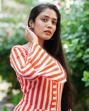 Nandana Rajan Instagram - I see you..🧐
What do you think of this look??
📸 : @suhail_choyi_photography 
👗: @fanaboutique_knr