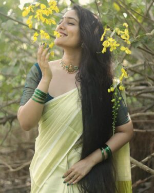Nandana Rajan Instagram - Wishing all of  you a very Happy and Prosperous Vishu 🌼❤️ 
.
.
.
Wearing: @shila_jewelry_store 
PC : @amal_ranjan