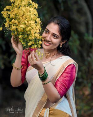 Nandana Rajan Instagram - വിഷു ആശംസകൾ 🌼🌼
PC : @tony_manniplackan_photography 
@__carlo._____ 
@amal_ranjan