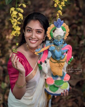 Nandana Rajan Instagram - വിഷു ആശംസകൾ 🌼🌼
PC : @tony_manniplackan_photography 
@__carlo._____ 
@amal_ranjan