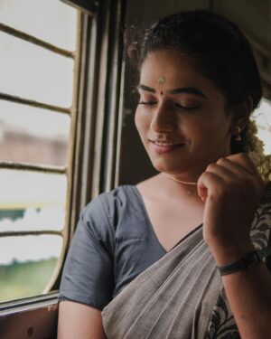 Nandhini Madesh Instagram - Captured by @wordless.emotion 
Makeover by @pearl_glitzmakeover 

#ivalnandhini #ival #nandhini #portrait #photooftheday #photography #portraitphotography #train #emotion